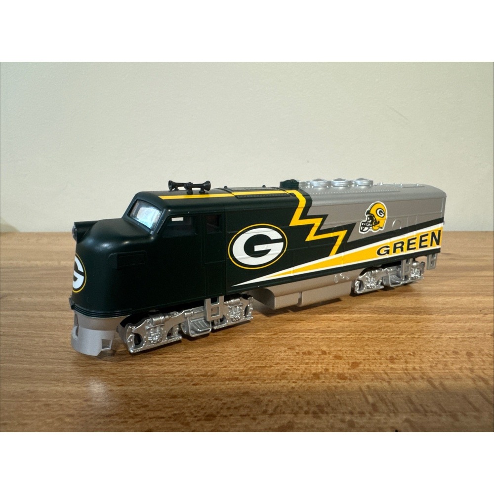 Hawthorne Village NFL Football Green Bay Packers Locomotive HO Model Train Car